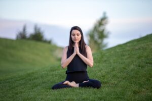 femme pratiquant meditation